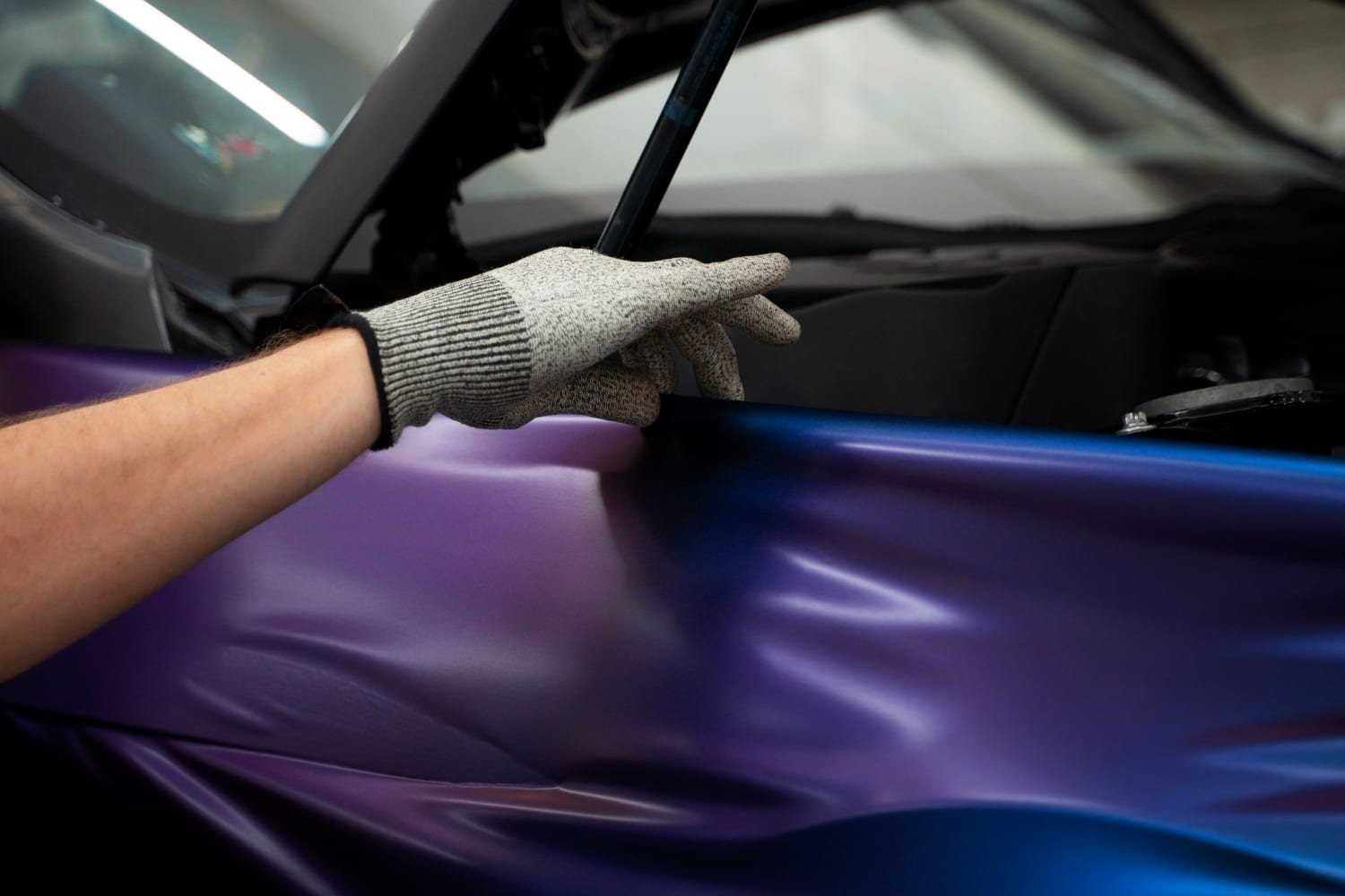 auto-service-salon-doign-car-wrapping